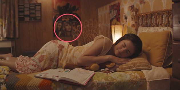 Но   орлиный писатель Buzzfeed   указал на то, что женщина, похожая на Свифта, изображена на постере в стиле «Ангелы Чарли» на задней стене спальни Гомеса