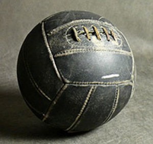 Польский мяч мало чем отличался от советского, но благодаря своему почти зарубежном происхождению, был качественный и держал форму дольше